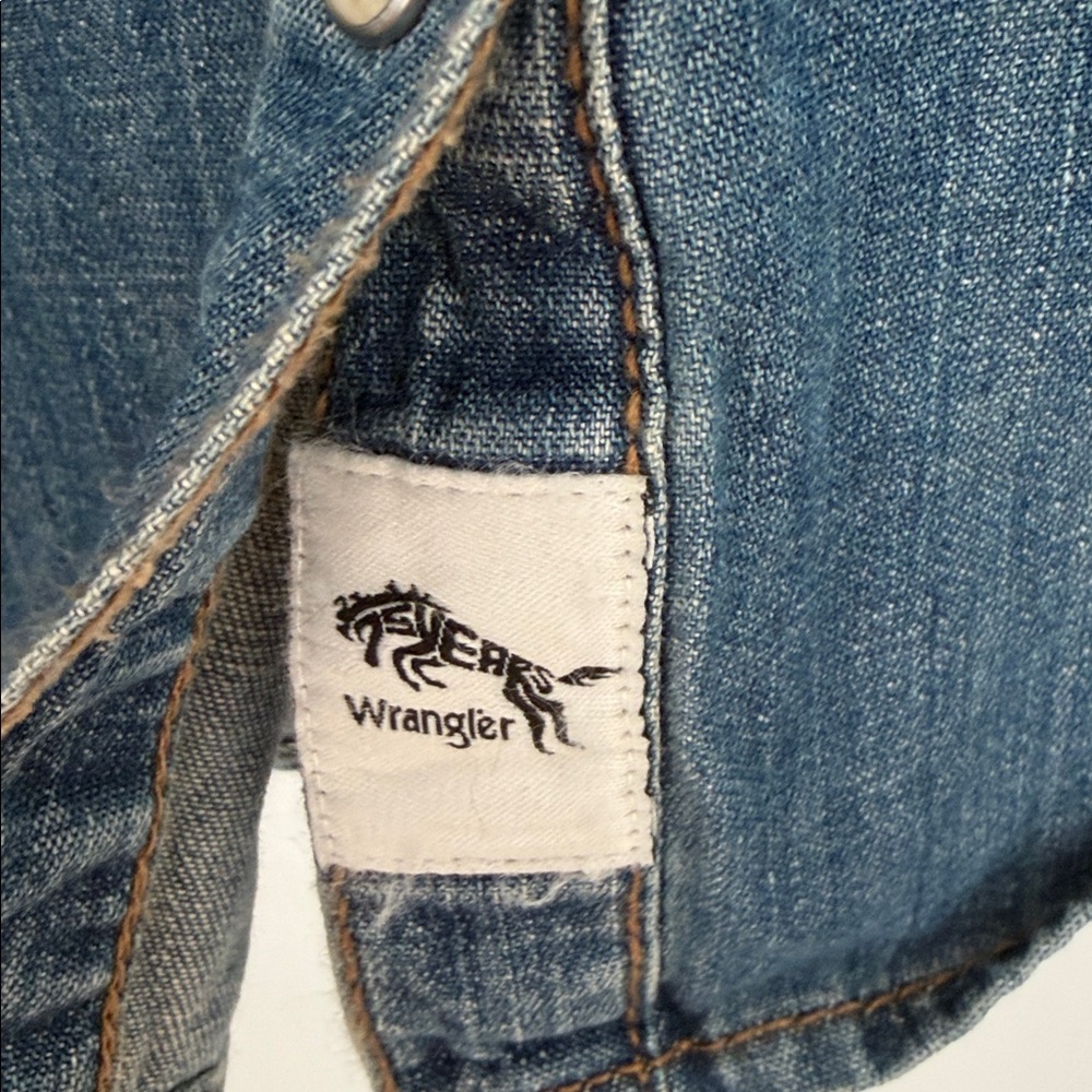 Wrangler Women's  Blue Denim Shirt size medium - Picture 9 of 9